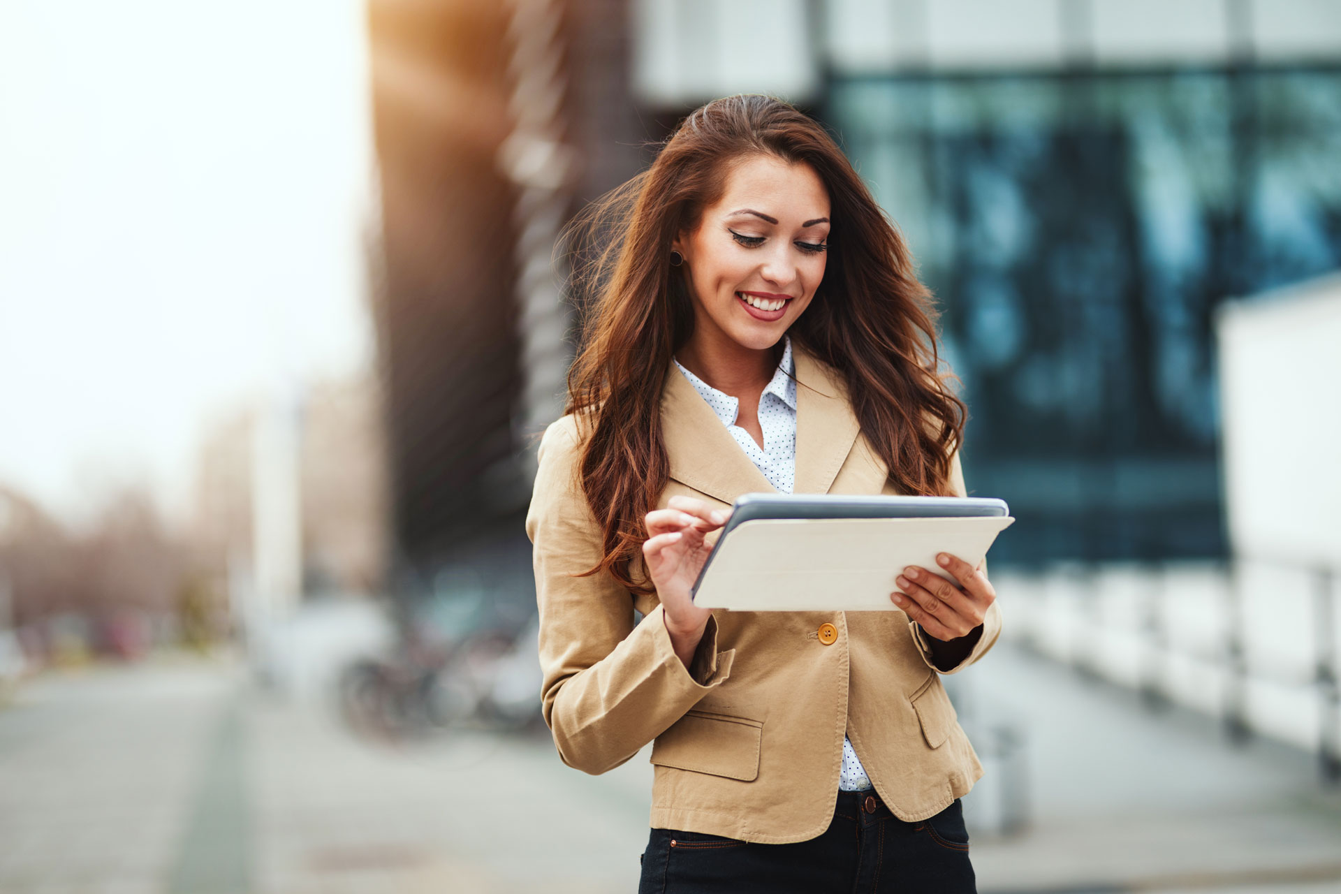 femme souriante tablette extérieur femme souriante tablette extérieur