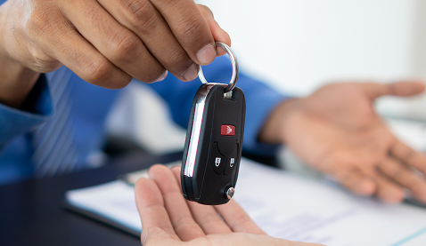 Remise des clés d'une voiture à un client.