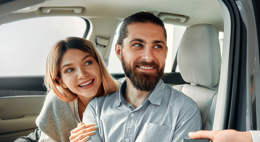 Couple installé dans une voiture illustrant la relocation d’occasion et la LLD Re-Lease Arval.