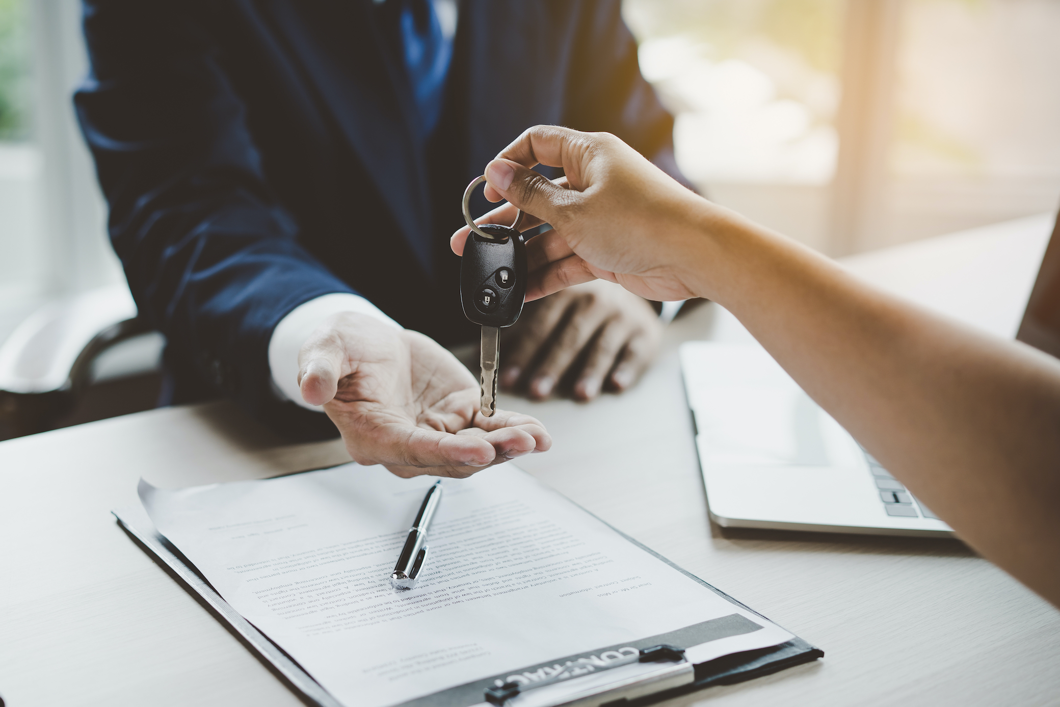 Homme tenant une clé de voiture