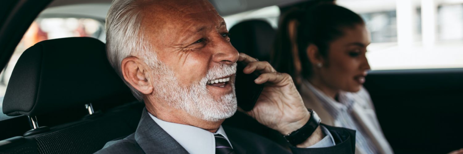 Homme au téléphone en covoiturage Le covoiturage d'entreprise