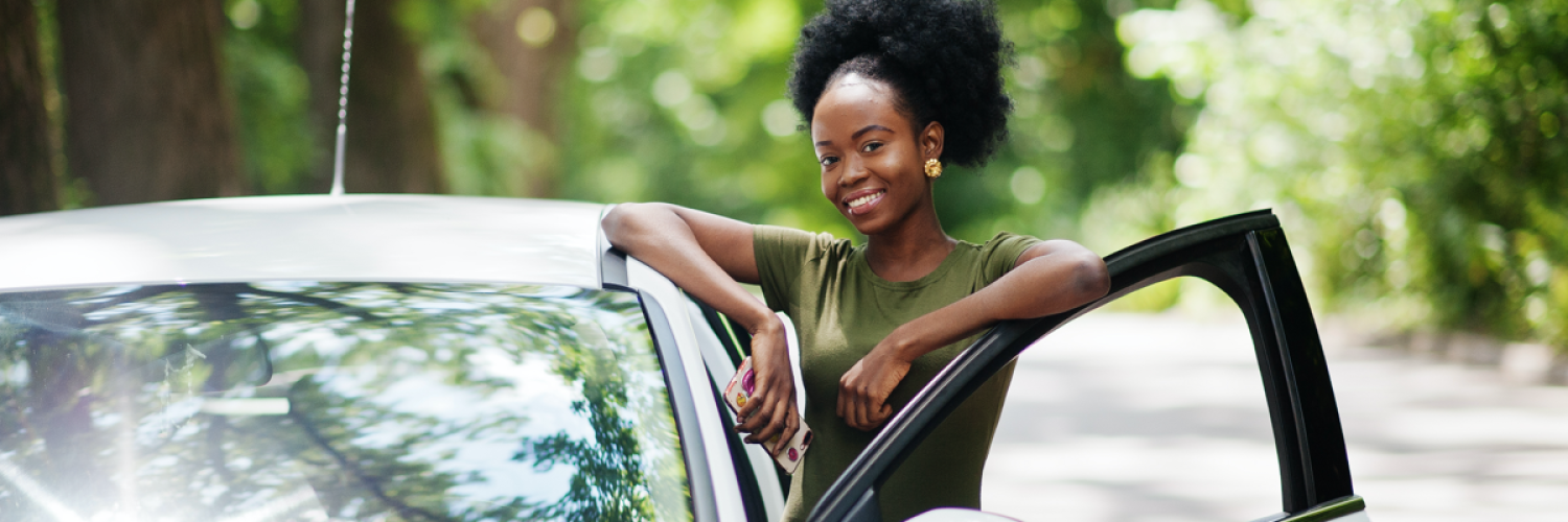 Femme accoudé à la porte d'une voiture Femme accoudé à la porte d'une voiture