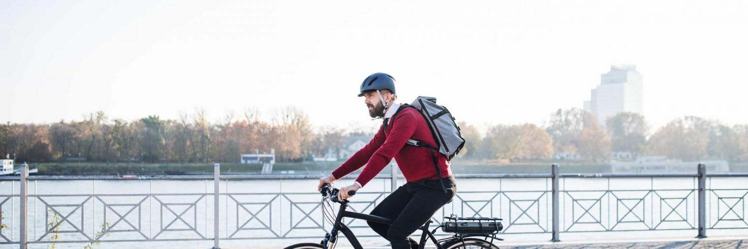 Homme_vélo_AdobeStock_246593558-min