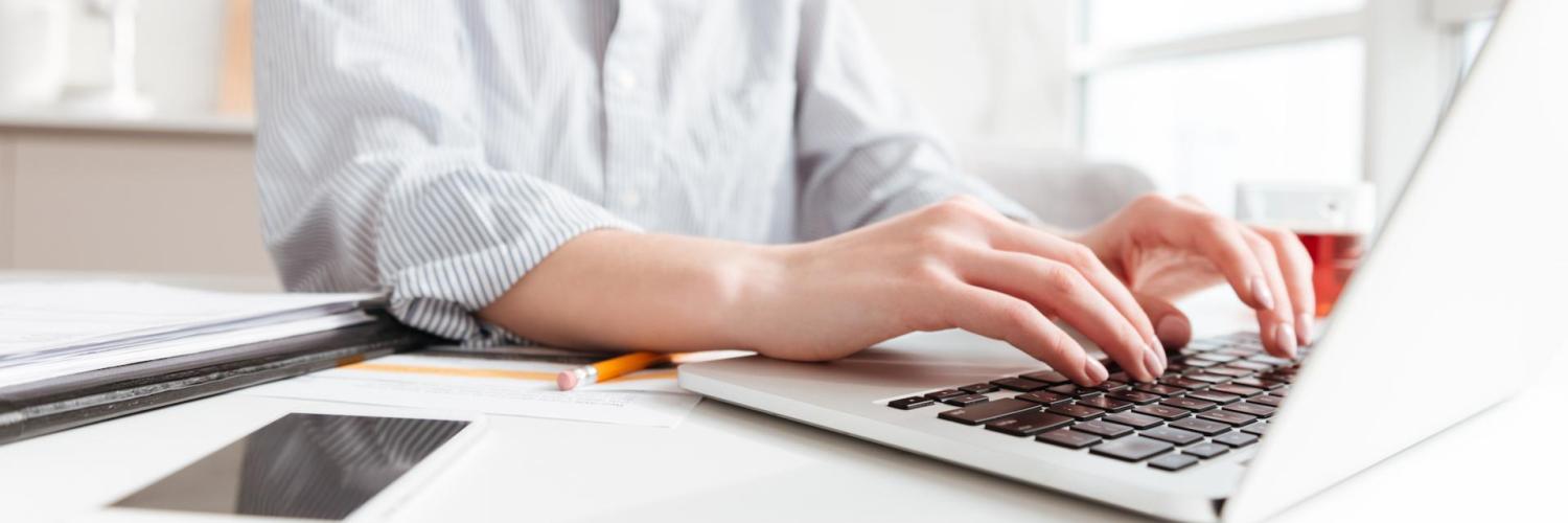 Femme tapant sur un clavier d'ordinateur