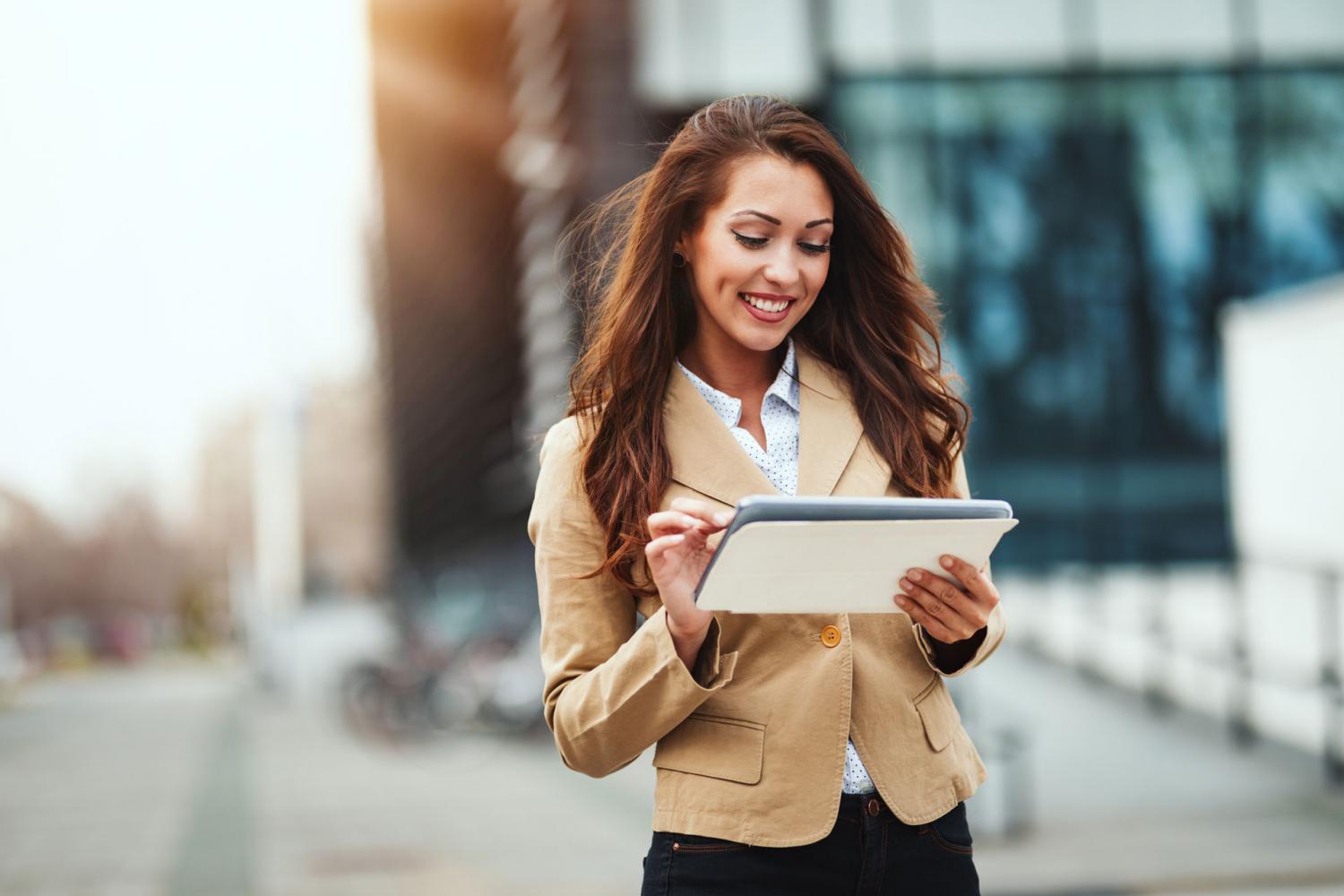 femme souriante tablette extérieur