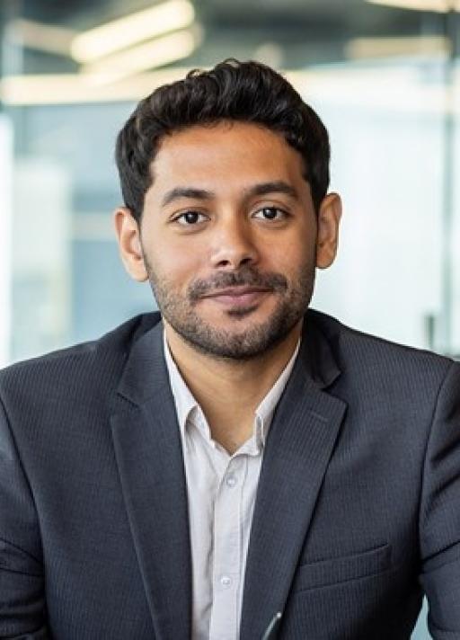 Homme en veste noire souriant