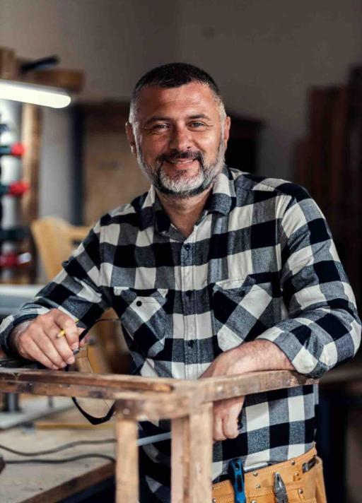 Un artisan souriant dans son atelier