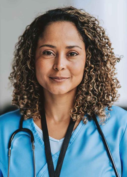 Une femme médecin portant un blouson bleu et un stéthoscope autour du cou