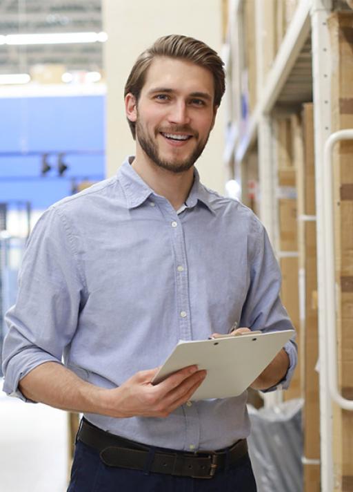 Homme souriant en chemise bleu