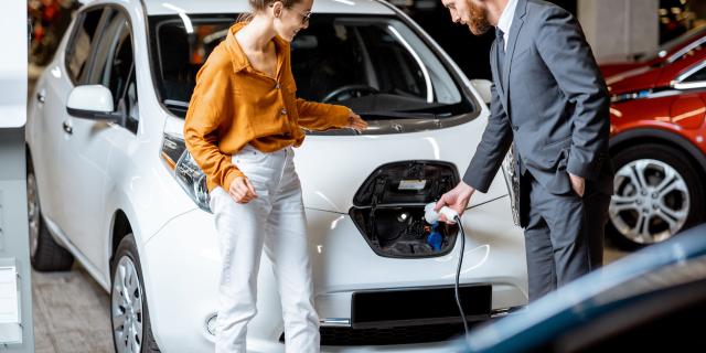 Prime sur véhicule électrique ou hybride : voiture en cours de chargement