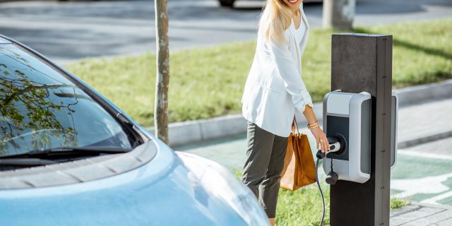 Voiture hybride ou électrique en cours de recharge