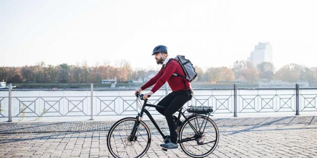 Homme_vélo_AdobeStock_246593558-min