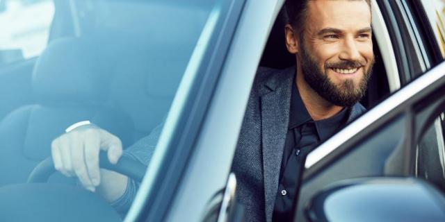 homme_au_volant_dune_voiture