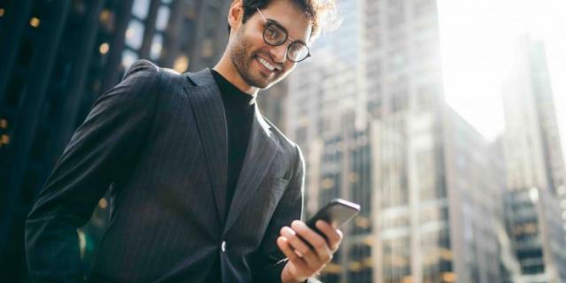 homme_avec_un_portable