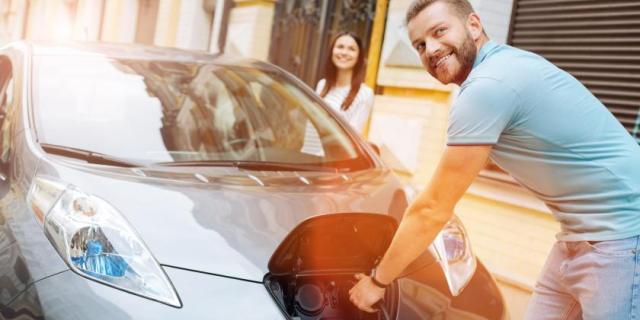 homme_recharge_voiture
