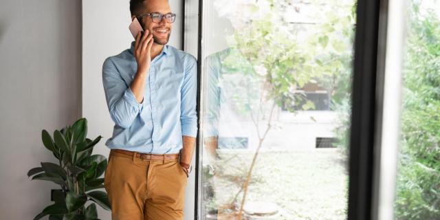 Homme intérieur téléphone