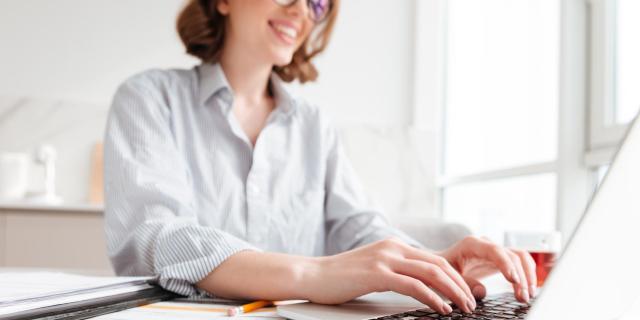 Femme tapant sur un clavier d'ordinateur