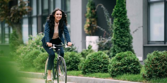 Femme à vélo 