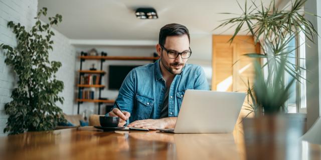 Homme déclarant un sinistre ou une restitution sur internet