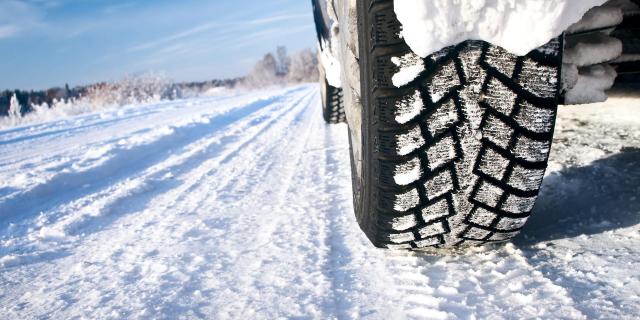 Pneus roulant sur la neige