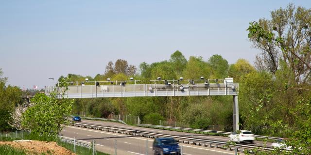 portique placé sur une autoroute pour le paiement du péage