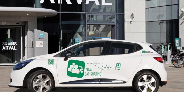 voiture électrique blanche devant Arval
