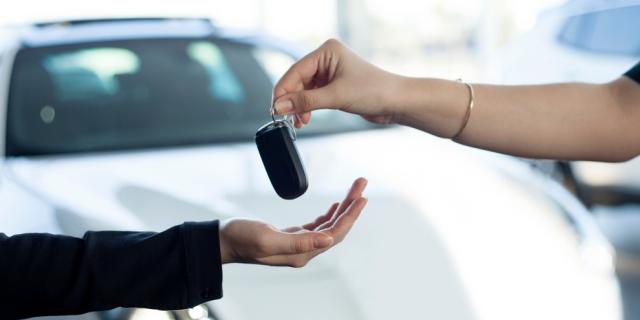 Une main donne des clés de voiture