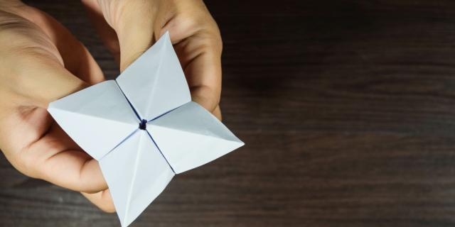 visuel mains pliant une feuille