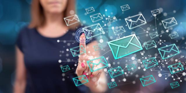 visuel femme qui touche un email digital