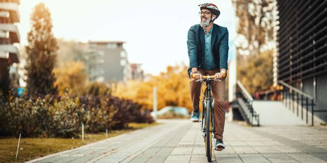 homme souriant à vélo barbe et casque - Vélo en entreprise_0.jpg