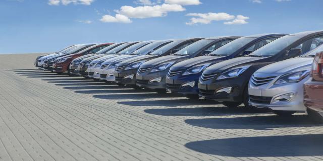 Parking avec plusieurs véhicules 