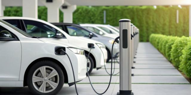 Visuel d'un parking de véhicules en charge