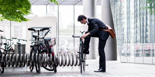 visuel vers l'image d'un homme garant son vélo