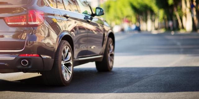 visuel d'un véhicule sur la route