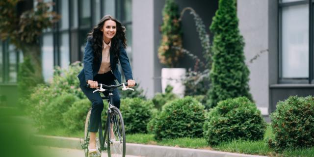 Visuel d'une femme à vélo