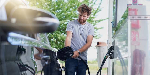 visuel d'un homme faisant le plein