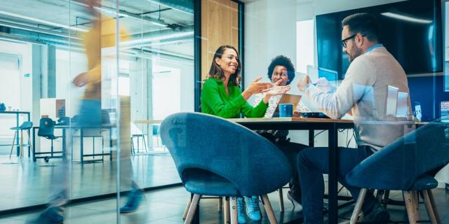 visuel de collaborateurs autour d'une table