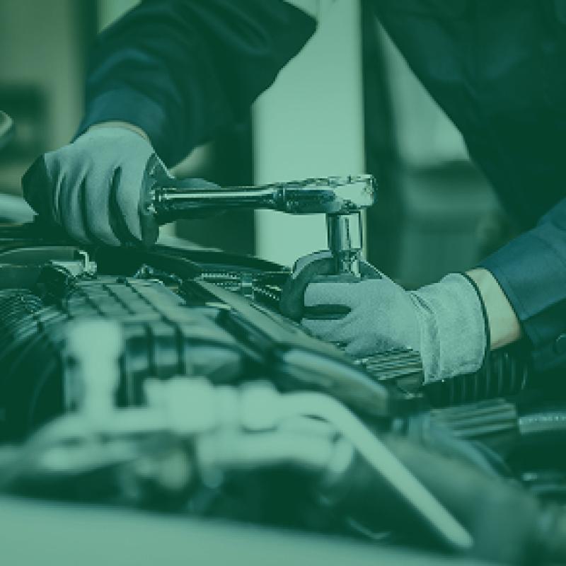 Mécanicien en train de réparer un moteur d'une voiture