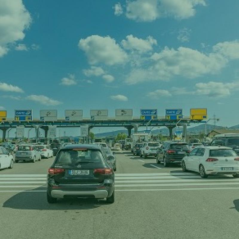 Péage autoroutier avec voitures en file