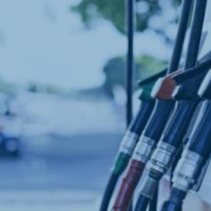 Pompes à essence dans une station-service