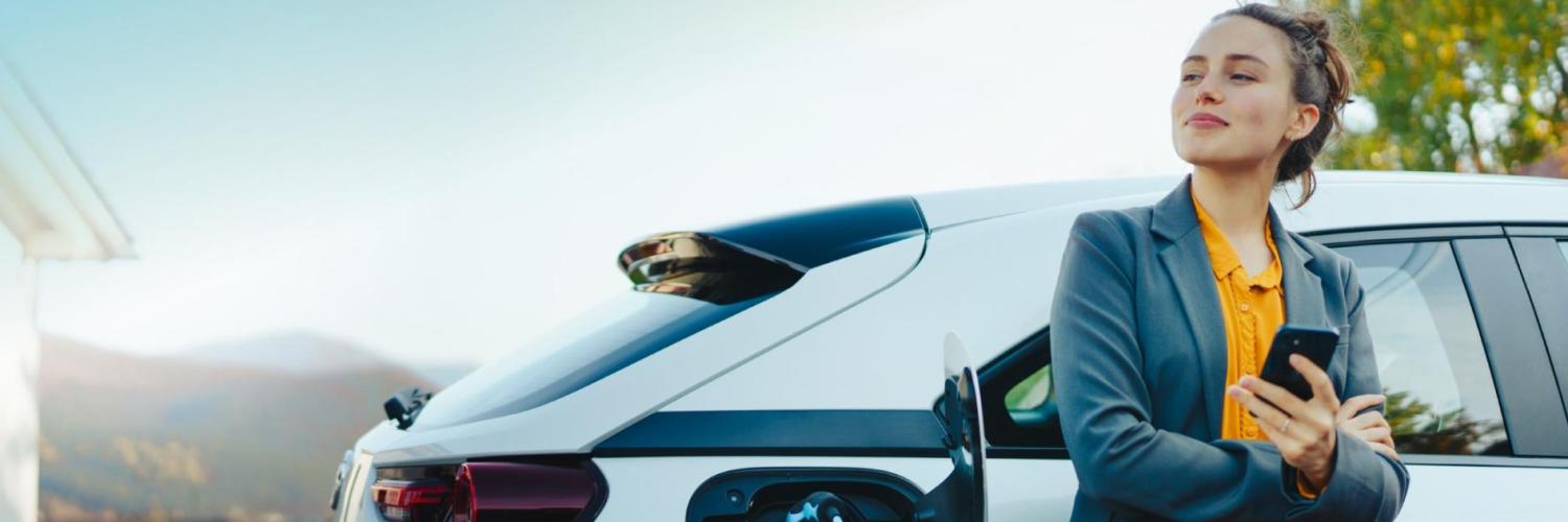 Femme avec un véhicule électrique