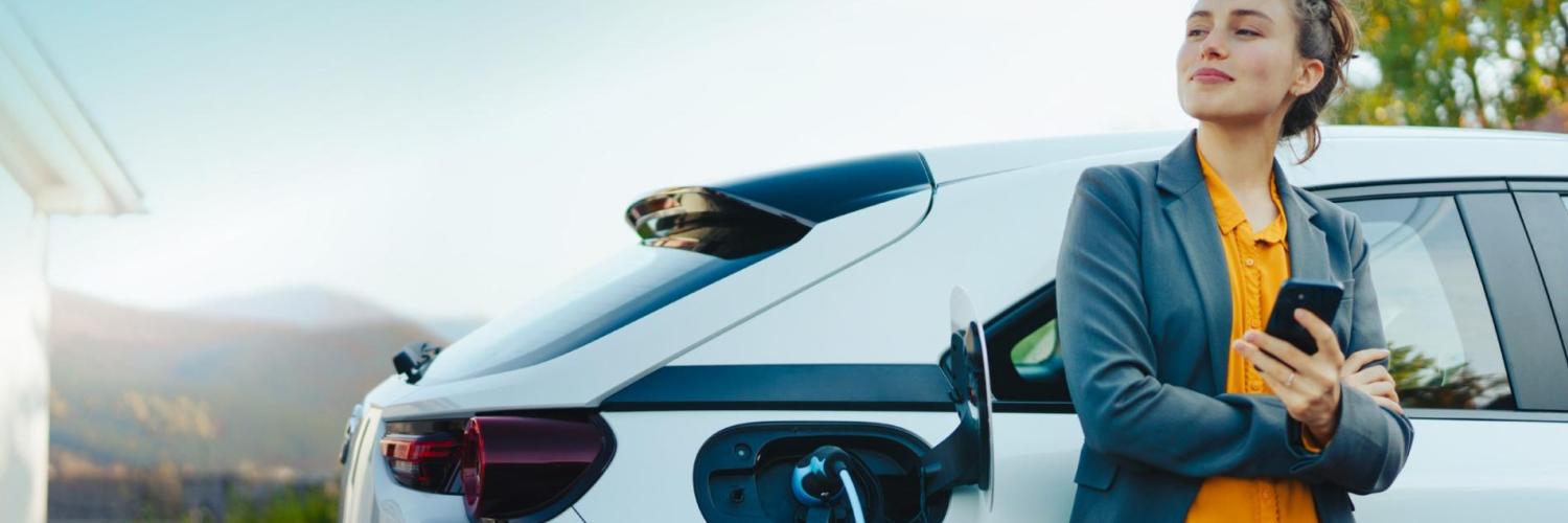 Femme avec un véhicule électrique Femme avec un véhicule électrique