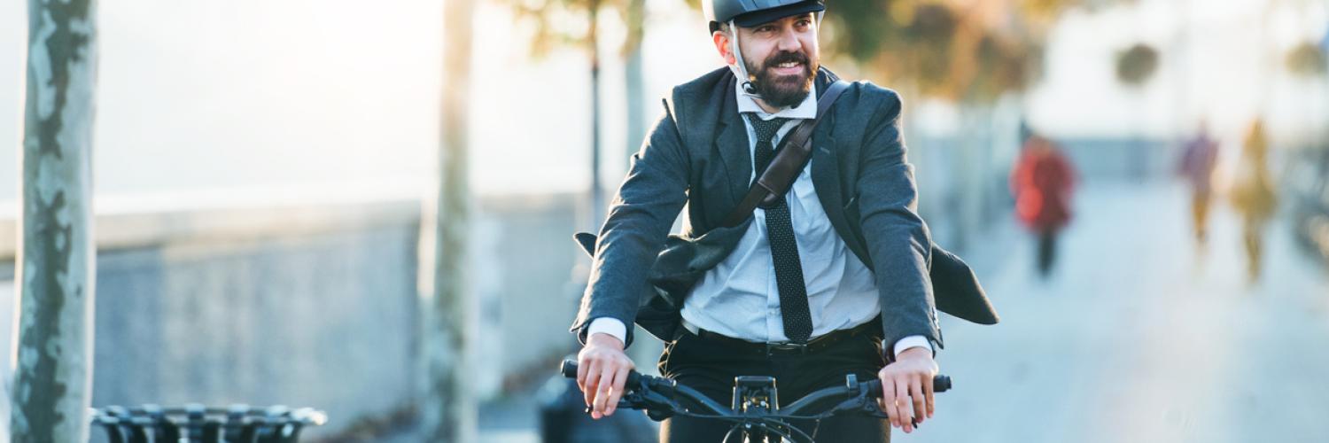visuel homme sur un vélo visuel homme sur un vélo