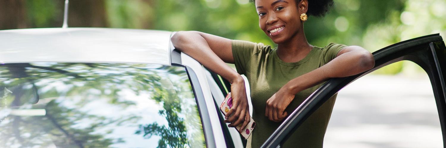 femme en voiture blanche