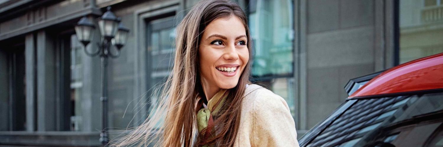 Femme rechargeant son véhicule éléctrique