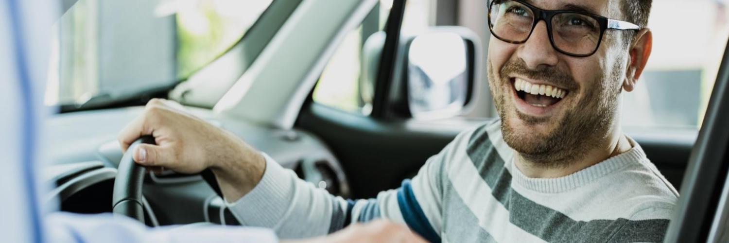 Homme au volant de son véhicule