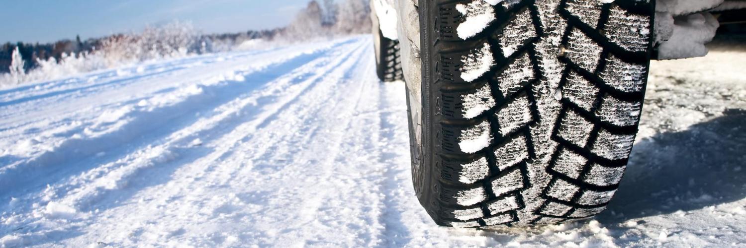 Pneus roulant sur la neige