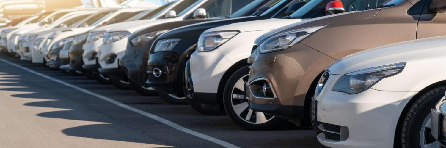 voitures garées sur un parking