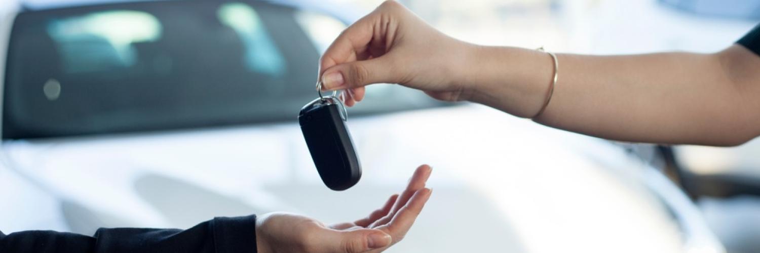 Une main donne des clés de voiture