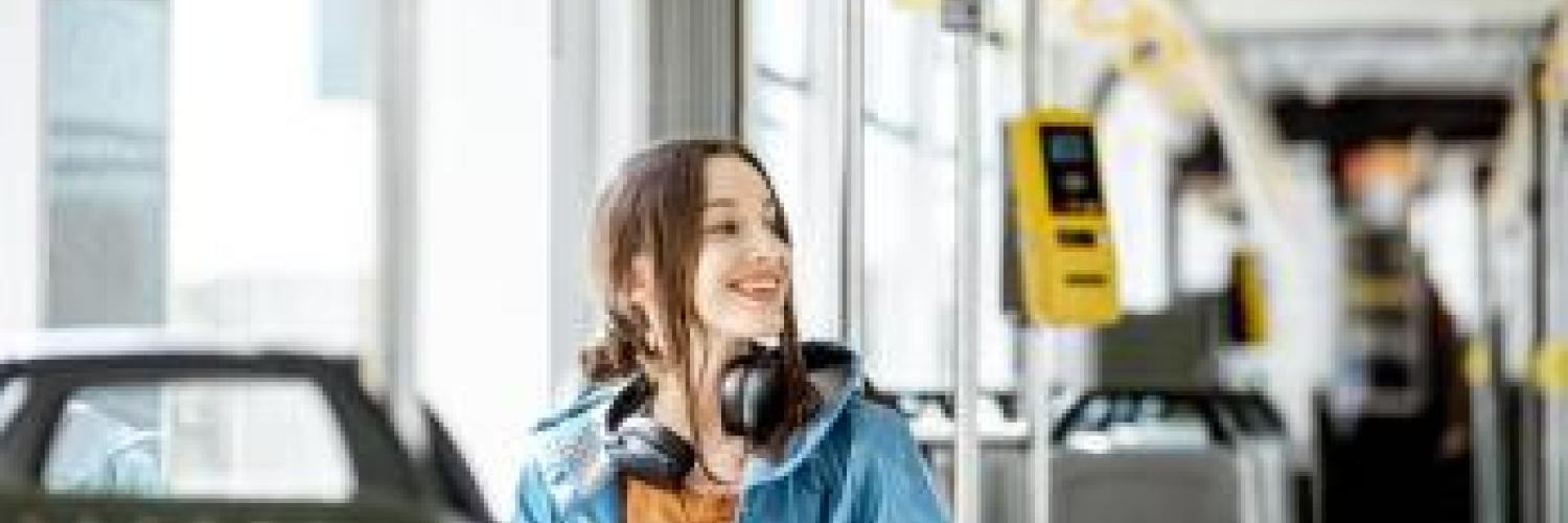 Jeune fille dans un tram